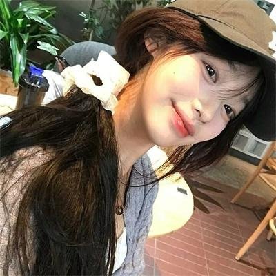 校服的裙摆